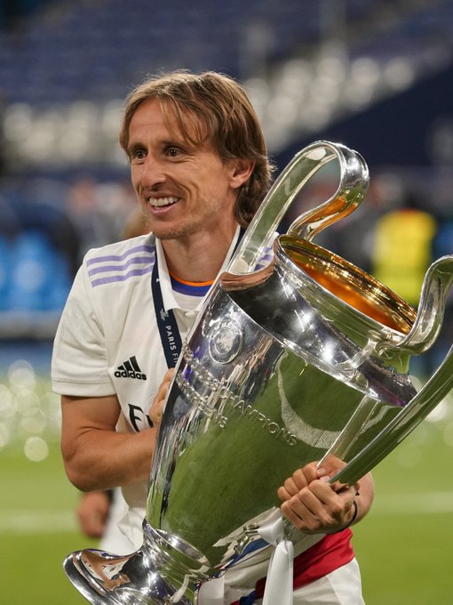 布拉德利：我小时候经常在自家花园里滑铲模仿杰拉德