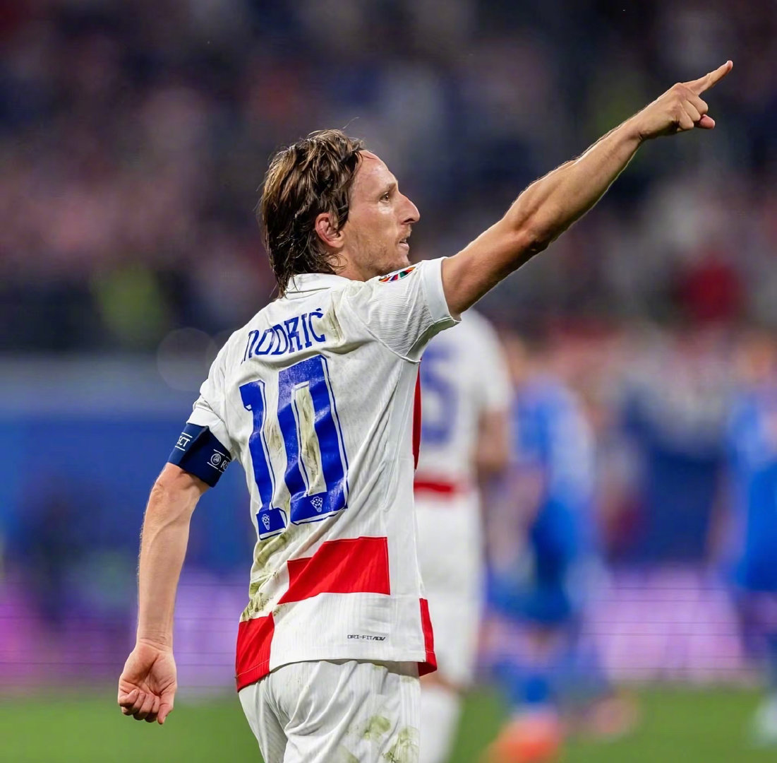 官方：蔚山球员李东炅当选2025年K1联赛MVP；本赛季13球12助