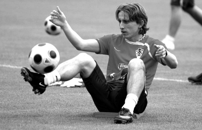 半场战报：拜仁1-0斯图加特，莱默尔脚后跟破门，奥利塞助攻