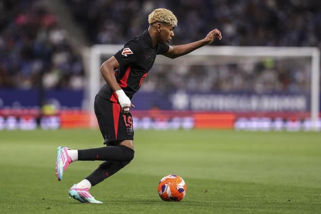 图片报：瓜帅对埃切韦里的情况不满，球员冬窗可能被租回河床