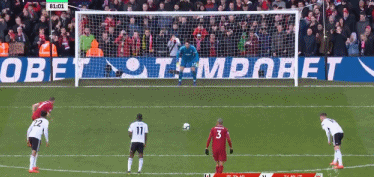 后卫破门后激情亲吻队徽，引球迷共鸣